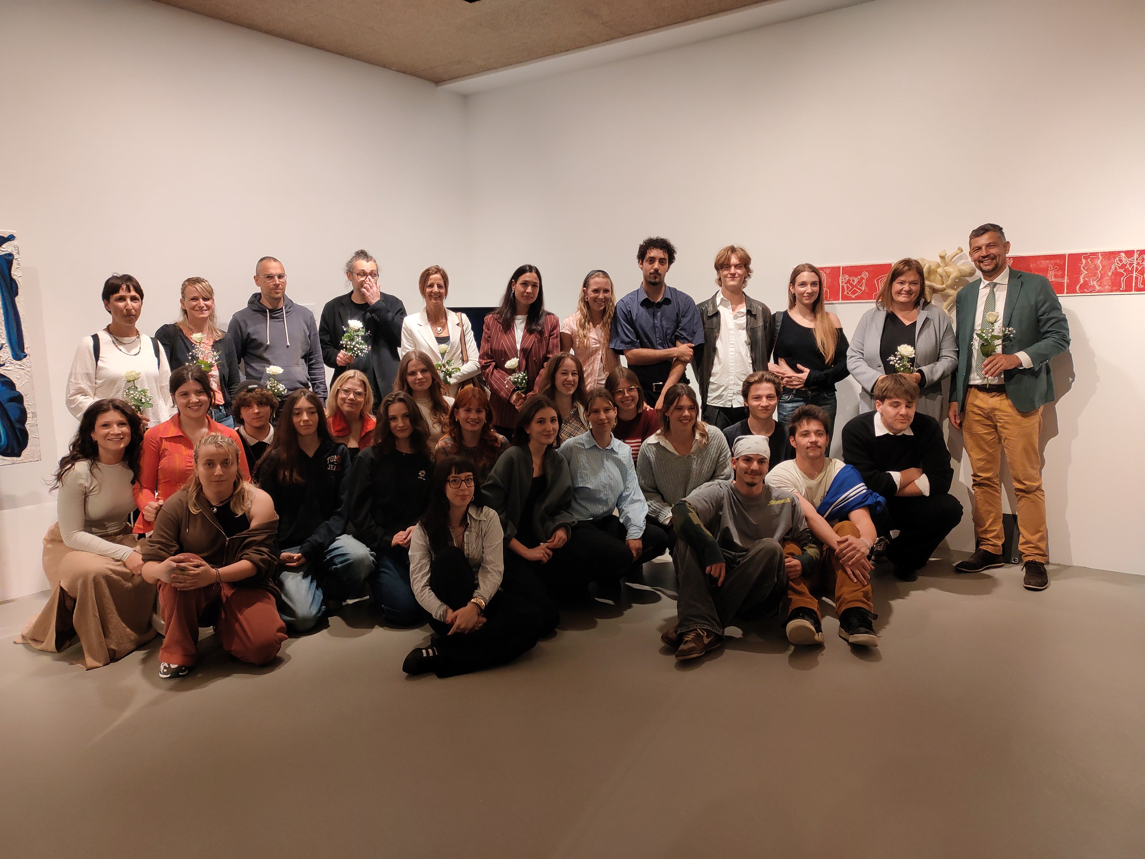 Die Schülerinnen und Schüler der fünften Klassen des Kunstgymnasiums Cademia in St. Ulrich in Gröden haben am 20. Mai zur Vernissage der Ausstellung Hybrid in den Luis-Trenker-Saal geladen: Im Bild mit dem Landesrat für Ladinische Bildung und Kultur Daniel Alfreider (ganz rechts), Schuldirektorin Maria Teresa Mussner (daneben), Lehrerinnen und Lehrern. (Foto: LPA/Ladinische Bildung und Kultur)