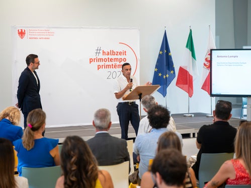 Der langjährige Ressort- und Abteilungsdirektor Antonio Lampis (rechts) ist eine prägende Persönlichkeit des italienischen Kulturwesens. Bei der #halbzeit-Pressekonferenz von Landesrat Galateo (links) erinnerte er an wichtige Meilensteine. (Foto: LPA/Fabio Brucculeri)