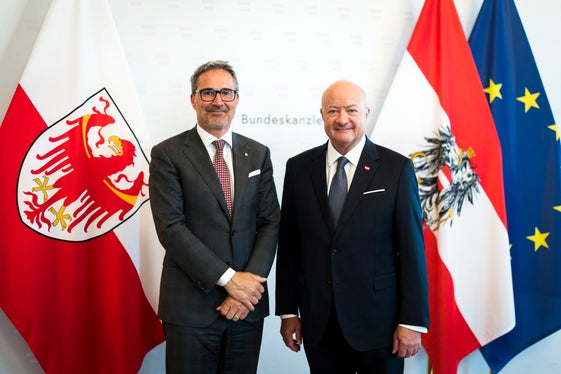 Landeshauptmann Arno Kompatscher (links) besprach mit Bundeskanzler Christian Stocker (rechts) die Inhalte der Autonomiereform und die Herausforderungen bei der Umsetzung. (Foto: BKA/Christopher Dunker)