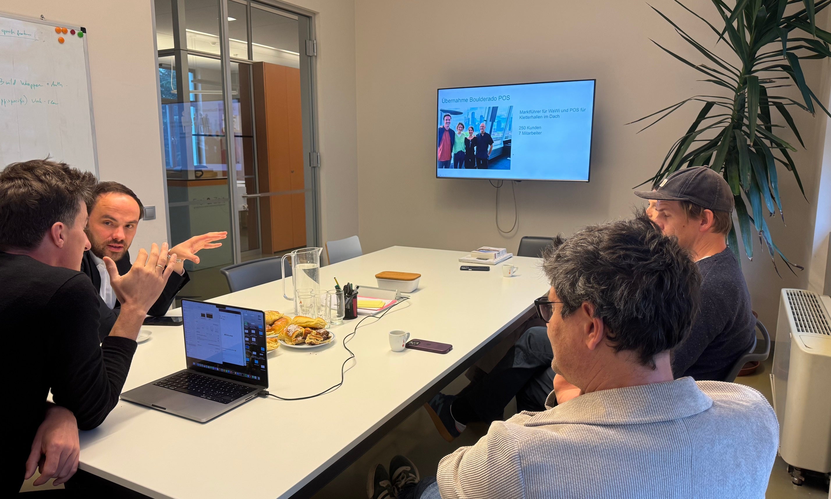 Durante una serie di visite alle aziende, l'assessore provinciale Philipp Achammer (secondo da sinistra) si è fatto un'idea delle loro esigenze. (Foto: USP/Dipartimento Istruzione e cultura tedesca, Innovazione, Ricerca, Musei e Beni culturali/Julia Profanter)