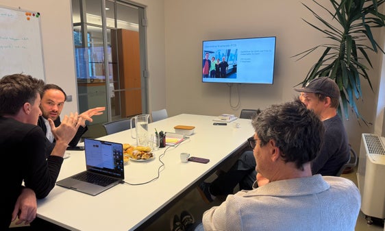 Durante una serie di visite alle aziende, l'assessore provinciale Philipp Achammer (secondo da sinistra) si è fatto un'idea delle loro esigenze. (Foto: USP/Dipartimento Istruzione e cultura tedesca, Innovazione, Ricerca, Musei e Beni culturali/Julia Profanter)