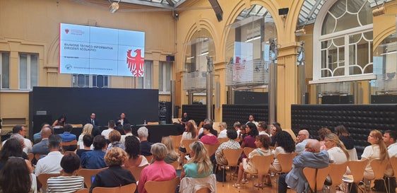 In vista dell'inizio delle lezioni, il sovrintendente scolastico Vincenzo Gullotta ha incontrato a Bolzano i dirigenti delle scuole di ogni ordine e grado. Un momento di confronto fondamentale e di condivisione degli indirizzi del nuovo anno scolastico. (Foto: USP/Thomas Laconi)