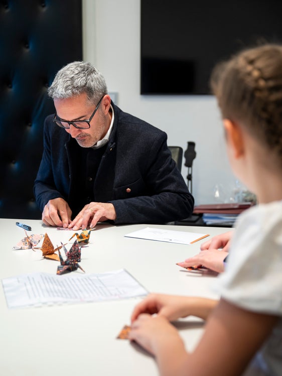 Il presidente della Provincia Arno Kompatscher ha piegato una gru della pace insieme alle studentesse Karoline, Emma, Clarissa e Ilenia. (Foto: USP/Fabio Brucculeri)