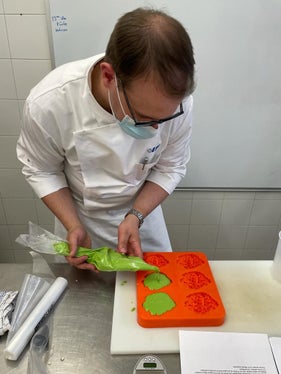 Bernd Ackermann, Küchenchef der Schweizerischen Epilepsie Stiftung (EPI) am Zürichsee und Buchautor gab sein Wissen über das Kochen für Menschen mit Schluckstörungen und über den positiven Einfluss des guten Essens auf die Gesundheit weiter. (Foto: LPA/LBS Savoy/Hannes Rainer)