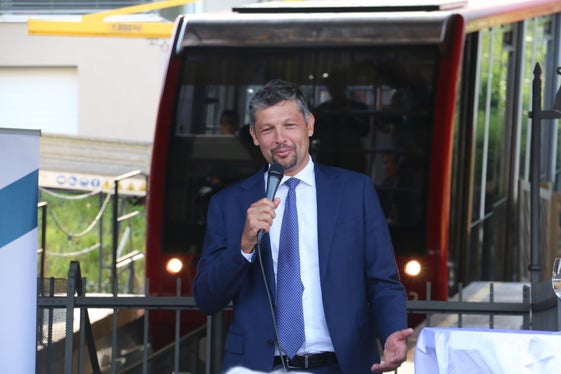 Auch im SüdtirolPlan für die Mobilität von Morgen sind emissionsarme öffentliche Verkehrsmittel wie die Mendelbahn laut Mobilitätslandesrat Alfreider wichtig, denn sie helfen, jede Menge Fahrten mit Privatwagen einzusparen. (Foto: LPA/Ingo Dejaco)