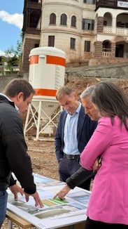 Die Bürgermeisterin von Kastelruth Cristina Pallanch, Landesrat Peter Brunner, Architekt Markus Lunz und Devid Aichner (von rechts) beim Lokalaugenschein auf dem Areal der Villa Hermes in Seis, auf dem ein Wohnprojekt mit Preisdeckelung entsteht. (Foto: LPA/Thomas Bodner)