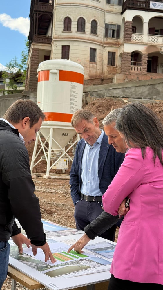 Die Bürgermeisterin von Kastelruth Cristina Pallanch, Landesrat Peter Brunner, Architekt Markus Lunz und Devid Aichner (von rechts) beim Lokalaugenschein auf dem Areal der "Villa Hermes" in Seis, auf dem ein Wohnprojekt mit Preisdeckelung entsteht. (Foto: LPA/Thomas Bodner)
