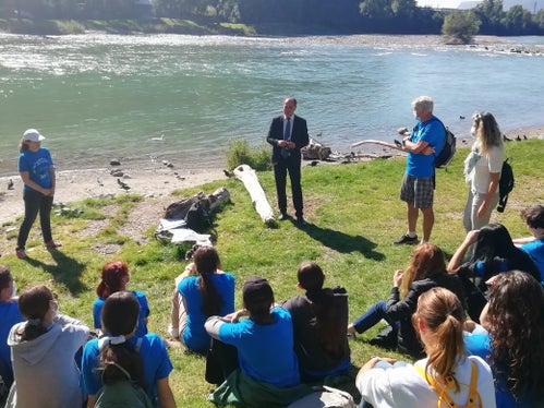 Der Erlebnistag an der Talfer mit LR Vettorato und den Klassen des Sozialwissenschaftlichen Gymnasiums Brixen, des Realgymnasiums Meran und der Fachoberschule für Wirtschaft, Grafik und Kommunikation Brixen (Foto: LPA/Nadia Franzoi)