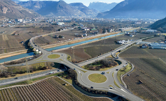 Rendering der beiden Kreisverkehre, die bei der Ausfahrt der Schnellstraße Meran-Bozen MeBo in Eppan vorgesehen sind. (Foto: LPA/Ressort Infrastrukturen und Mobilität)