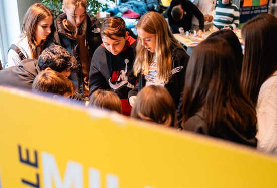 Alla quarta edizione del Festival Le Mille e una Scienza hanno partecipato 3.500 ragazze e ragazzi. Il festival di divulgazione scientifica è stato organizzato da Arciragazzi, in collaborazione con l’Intendenza scolastica italiana, l’Ufficio Ricerca scientifica della Provincia autonoma di Bolzano e l’Associazione Accatagliato di Padova. (Foto: USP)