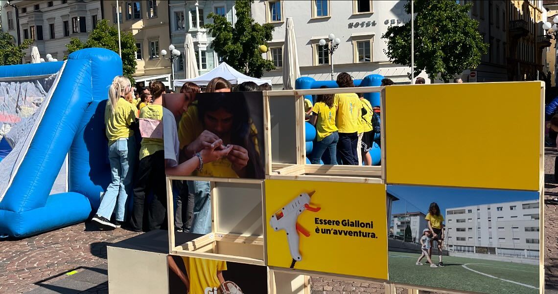 Centinaia di adolescenti hanno colorato festosamente di giallo piazza Walther a Bolzano nella giornata che ha celebrato il valore del volontariato nei centri giovani dell'Alto Adige. (Foto: USP/Ufficio Politiche giovanili) 