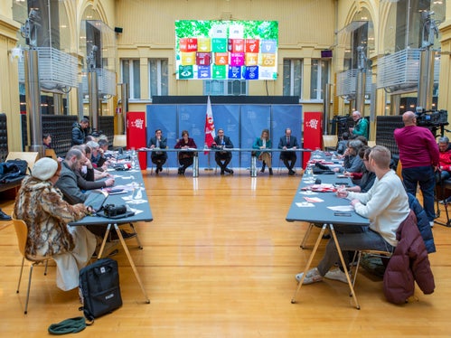 Un'immagine della conferenza stampa con il presidente Kompatscher (al centro) e i rappresentanti dei media: gli Obiettivi di Sviluppo Sostenibile delle Nazioni Unite (schermo visibile sopra il podio) sono alla base degli obiettivi della Provincia di Bolzano. (Foto: ASP/Fabio Brucculeri)