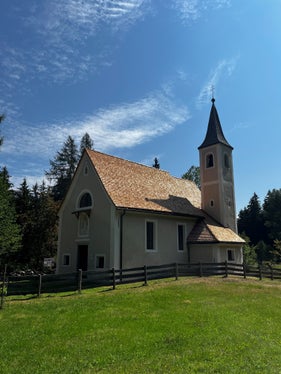 Die Sanierungsarbeiten an der St.-Anna-Kirche in Villanders sind abgeschlossen. Die Arbeiten waren wichtig, um das historisch und kulturell bedeutende Gebäude zu erhalten und aufzuwerten. So konnten die wertvolle historische Bausubstanz und das architektonische Erscheinungsbild der Kirche langfristig gesichert werden. (Foto: LPA/Amt für technische Gebäudeverwaltung)