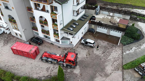 Die Berufsfeuerwehr Bozen ist mit Pumpen und Generatoren für die Wasserförderung beim Hotel Saxl in Freienfeld im Einsatz. (Foto: LPA/Berufsfeuerwehr Bozen)