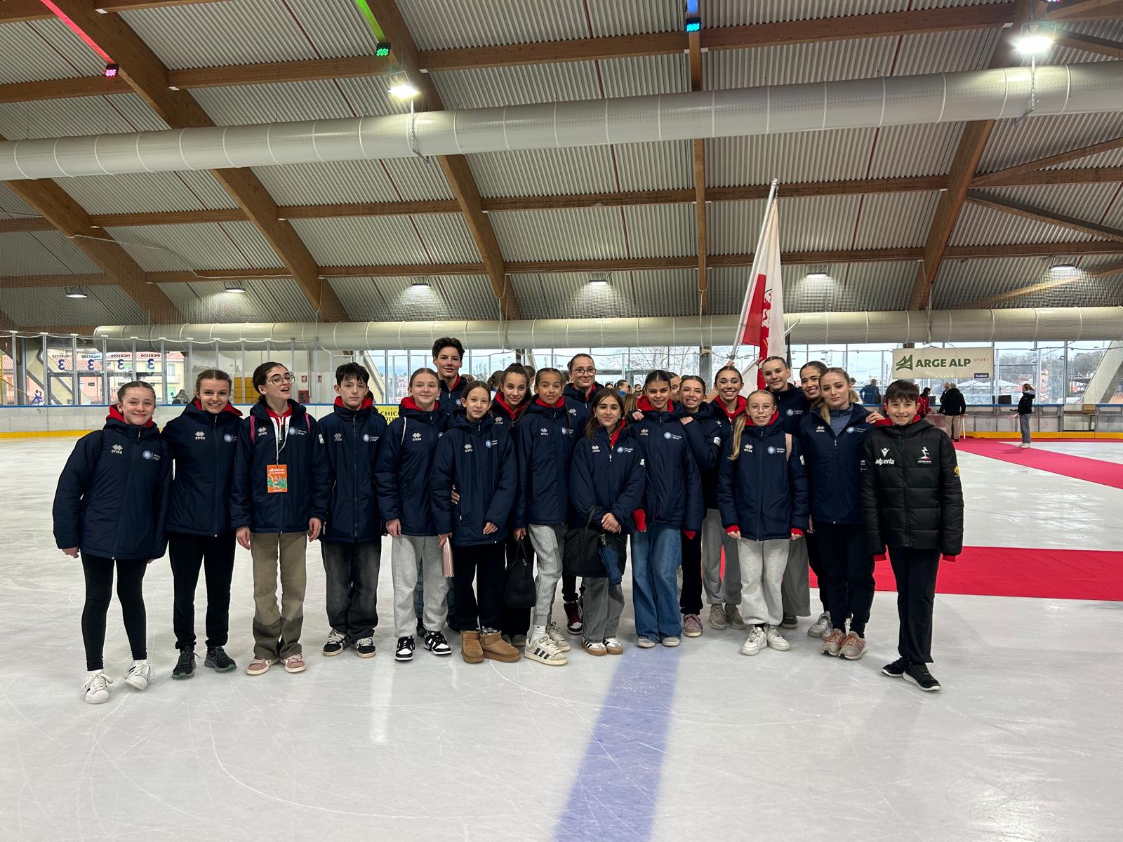 Die Eiskunstläuferinnen und Eiskunstläufer aus Südtirol belegten beim Arge-Alp-Wettbewerb in Varese den fünften Platz. (Foto: LPA/Anneliese Schenk)