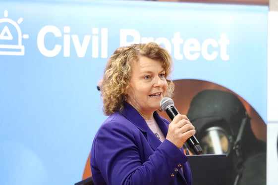 “Il volontariato è un pilastro essenziale della protezione civile sul nostro territorio Sono molto orgogliosa che in Alto Adige possiamo contare su un sistema di questo tipo, ha evidenziato l'assessora provinciale Rosmarie Pamer in occasione dell'inaugurazione della fiera Civil Protect (foto: USP/Maja Clara)