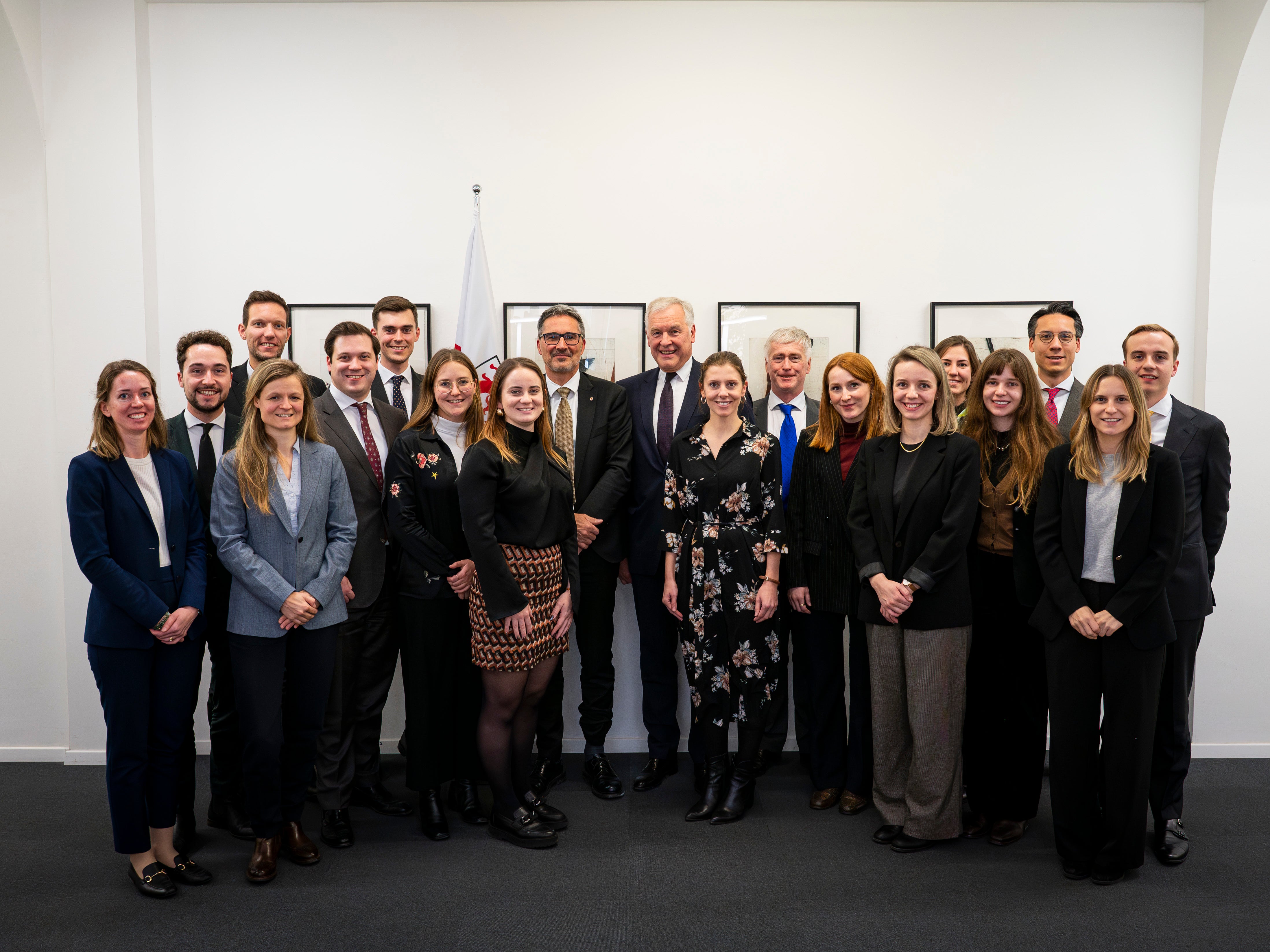 Poco prima della partenza, i giovani diplomatici hanno incontrato a Bolzano il presidente Arno Kompatscher (nono da sinistra) e l'ambasciatore austriaco Martin Eichtinger (decimo da sinistra). (Foto: USP/Fabio Brucculeri)