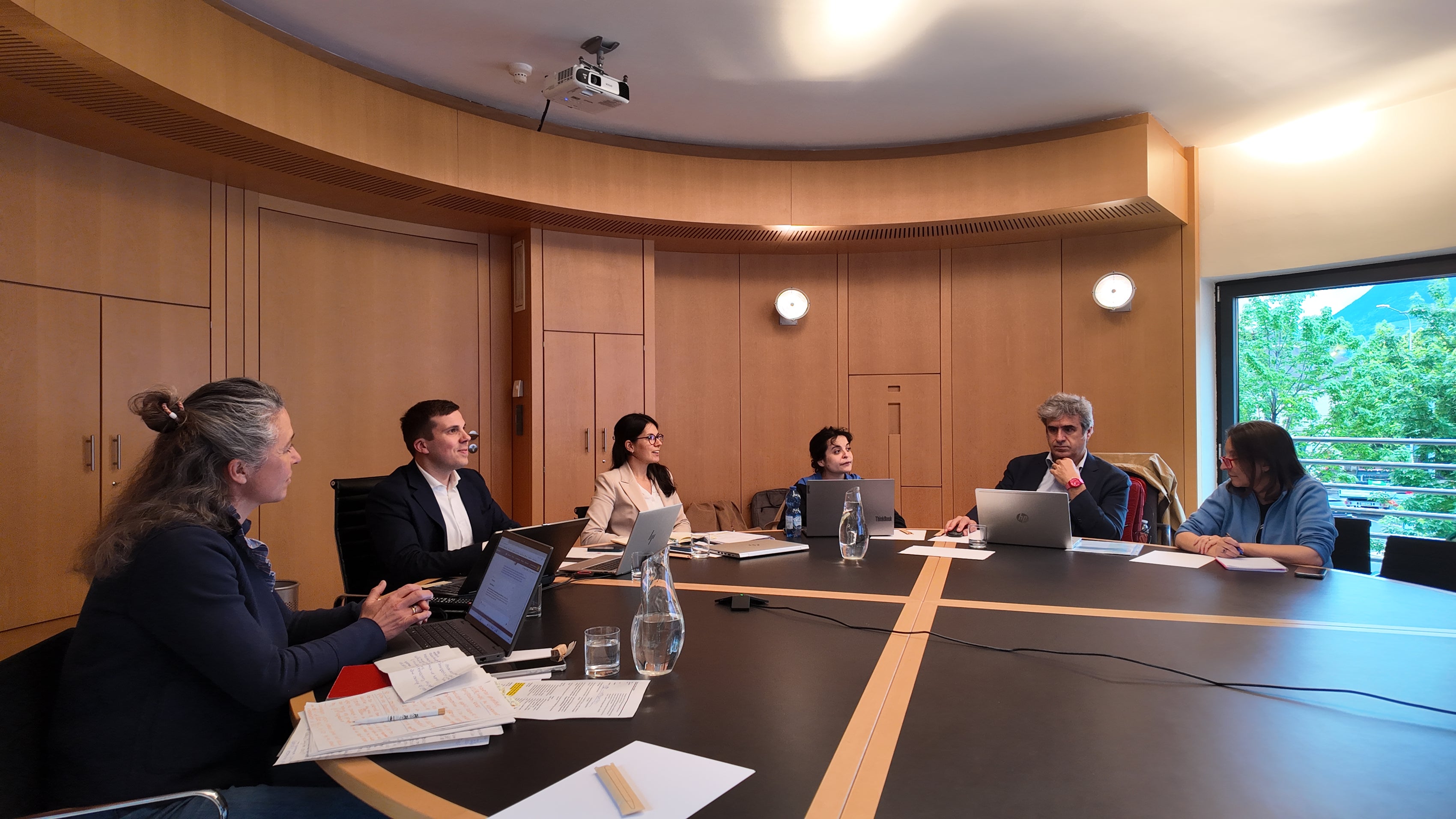 Nel corso del mese di maggio, Provincia autonoma di Bolzano, Baviera e Provincia autonoma di Trento hanno dato il via a uno studio di fattibilità congiunto sull’introduzione di un pedaggio variabile per il trasporto merci sull’asse del Brennero. Al tavolo di lavoro, da sinistra a destra: Monika Steinmetz (StMB), Michael Andergassen (Provincia autonoma di Bolzano), Silvia Obwexer (segretaria particolare del presidente della Provincia),  Paola Lecce (Provincia autonoma di Trento), Enrico Pastore (TRT – Trasporto e territorio) e Loredana Zani (TRT). (Foto: USP/Dipartimento Infrastrutture e Mobilità)