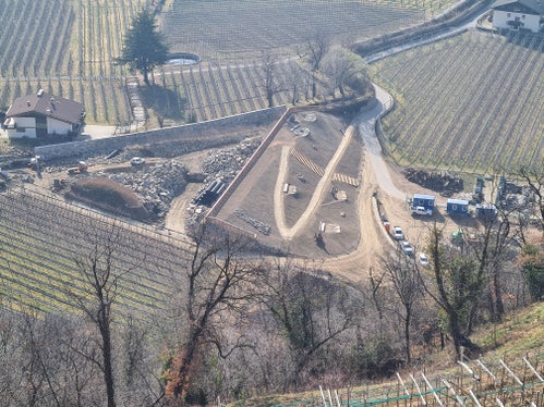 Der Direktor des Landesamtes für Wildbach- und Lawinenverbauung West Peter Egger und Bauleiter Martin Eschgfäller werden mit den Schülerinnen und Schülern der 4C des Realgymnasiums Meran und Vertretern und Vertreterinnen der Stadtgärtnerei und der Gemeinde Meran am 1. März das Projekt vorstellen und die ersten Pflanzen setzen. (Foto: LPA/Landesamt für Wildbach- und Lawinenverbauung West/Martin Eschgfäller)