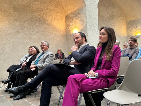 Numerose persone provenienti dai settori della formazione permanente e delle biblioteche, oggi a Castel Mareccio, hanno partecipato ai festeggiamenti per i 40 anni della legge sulle biblioteche e la formazione permanente. Era presente anche l'assessore provinciale Philipp Achammer (al centro) (Foto: ASP)