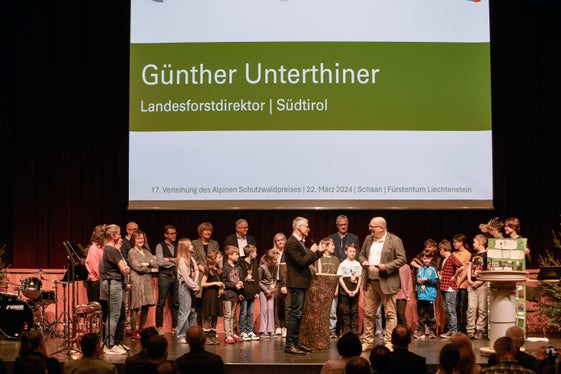 Günther Unterthiner übergab den Hauptpreis in der Kategorie Schulprojekte an die Schüler der Schnüfner Grundschule für das Schnüfner Volksschulwäldle in Vorarlberg. (Foto: Brigitt Risch)