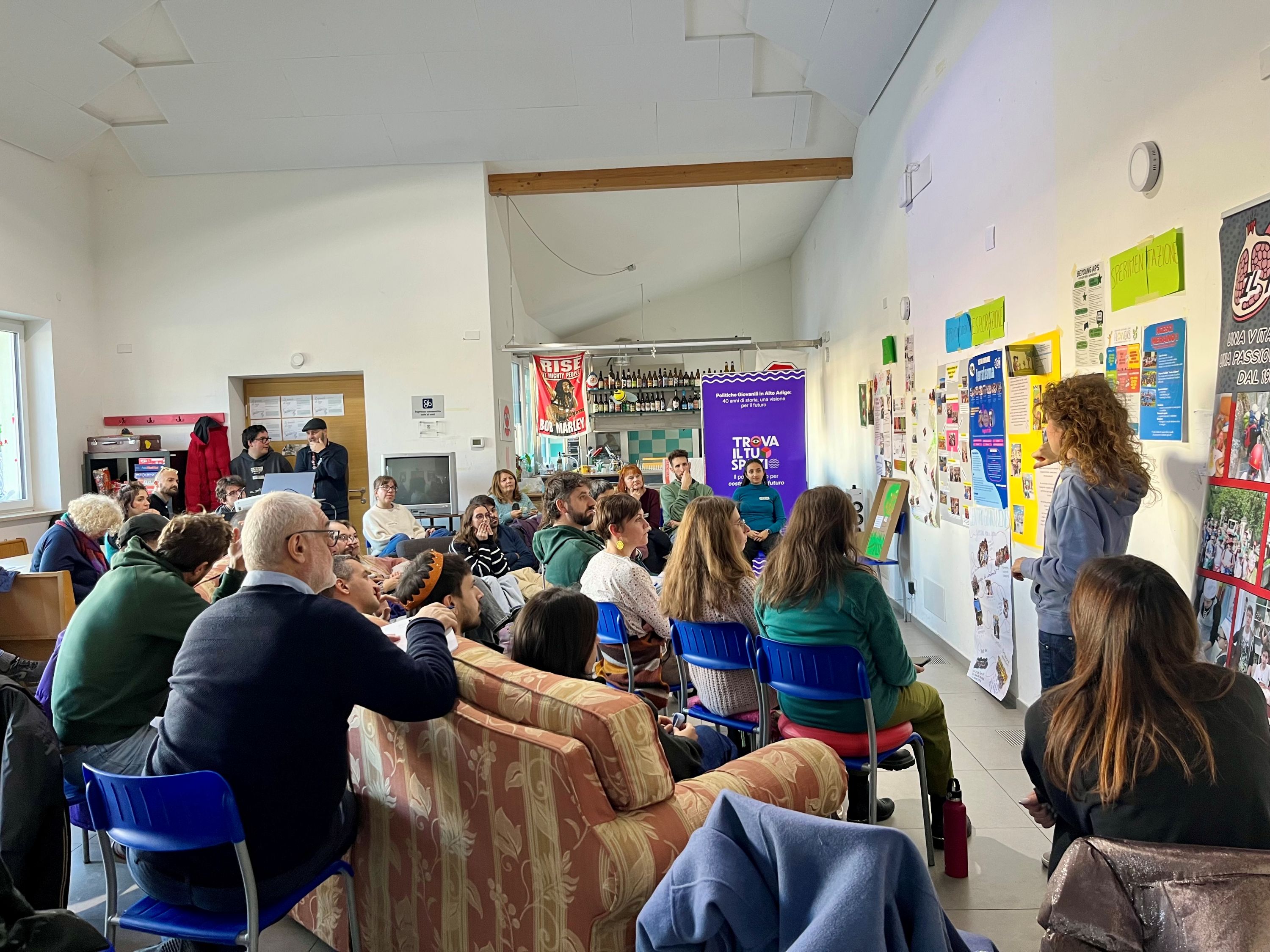 In Leifers haben sich Mitarbeitende der Jugendarbeit getroffen und über ihre Erfahrungen ausgetauscht. Organisiert hatte den Tag der Jugendarbeit das Landesamt für Jugendarbeit der Abteilung italienische Kultur. (Foto LPA)