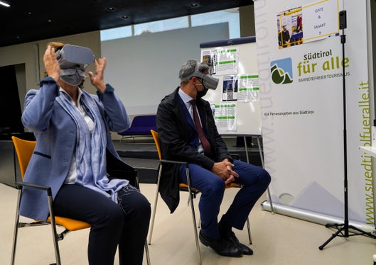 Prova di realtà virtuale per il presidente Kompatscher. (Foto: ASP/Peter Daldos)