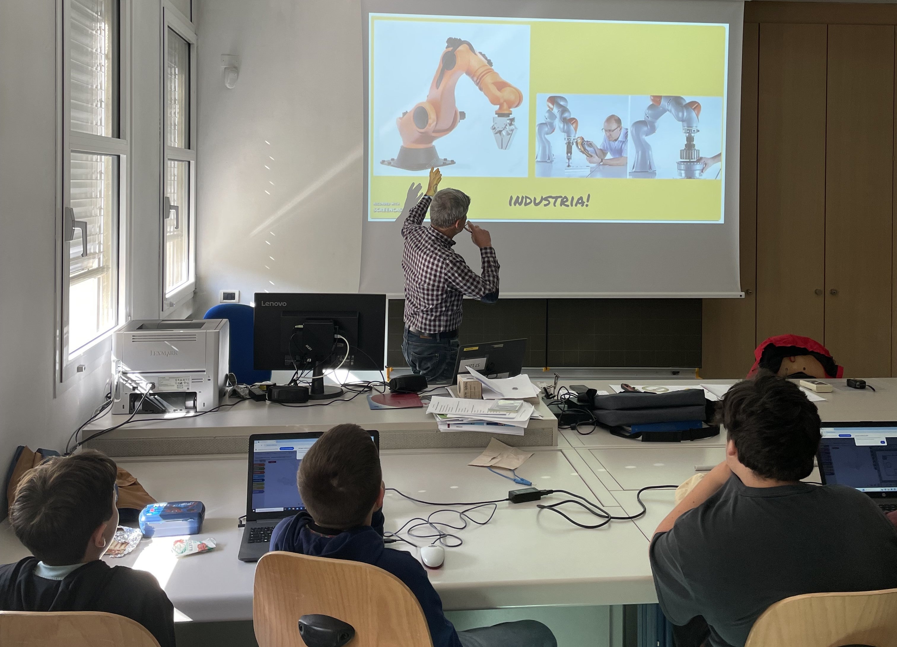 Nell’anno scolastico 2024/25 la Scuola professionale “Mattei” e l'Istituto Pluricomprensivo di Bressanone hanno dato il via ad una collaborazione, con un progetto sperimentale dedicato al tema della robotica. (Foto: USP)