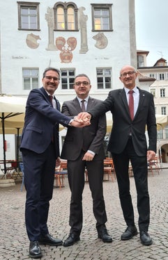 Die drei Landeshauptleute Arno Kompatscher, Maurizio Fugatti und Anton Mattle vor dem Sitz der Euregio, dem Waaghaus, in Bozen (Foto: Euregio/Cordua)