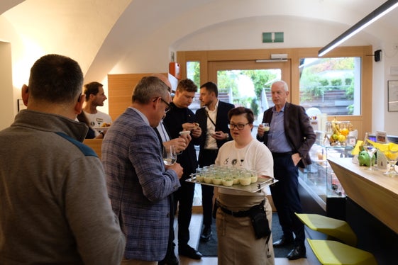 L'Hotel Masatsch è un luogo di incontro frequentato e una location molto amata dalle cittadine e dai cittadini, in quanto si tratta di un locale in cui l'inclusione la fa da protagonista. (Foto: ASP/Gianluca Crocco)