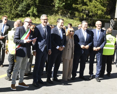 Il sindaco Martin Alber, il presidente della Provincia Arno Kompatscher, il ministro Matteo Salvini, la presidente del Consiglio Giorgia Meloni, il commissario europeo Apostolos Tzitzikostas e il presidente del Tirolo Anton Mattle (da sinistra a destra) al Brennero prima dell'abbattimento del diaframma del cunicolo esplorativo del BBT. (Foto: USP/Ivo Corrà)