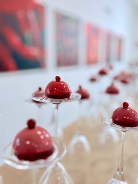 Red Taste. Red Food. Red Drink: la scelta del colore rosso nella nuova cucina didattica della scuola professionale di Aslago ha caratterizzato anche il filo conduttore culinario della cerimonia di inaugurazione. (Foto: USP/Scuola professionale per l'economia domestica e agroalimentare di Aslago)