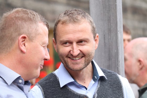 Festeggiano i 30 anni di corsi (da sinistra): il presidente del Bauernbund Daniel Gasser e il vicedirettore dell'Agenzia Demanio provinciale Andreas Agreiter. (Foto: USP/Maja Clara)