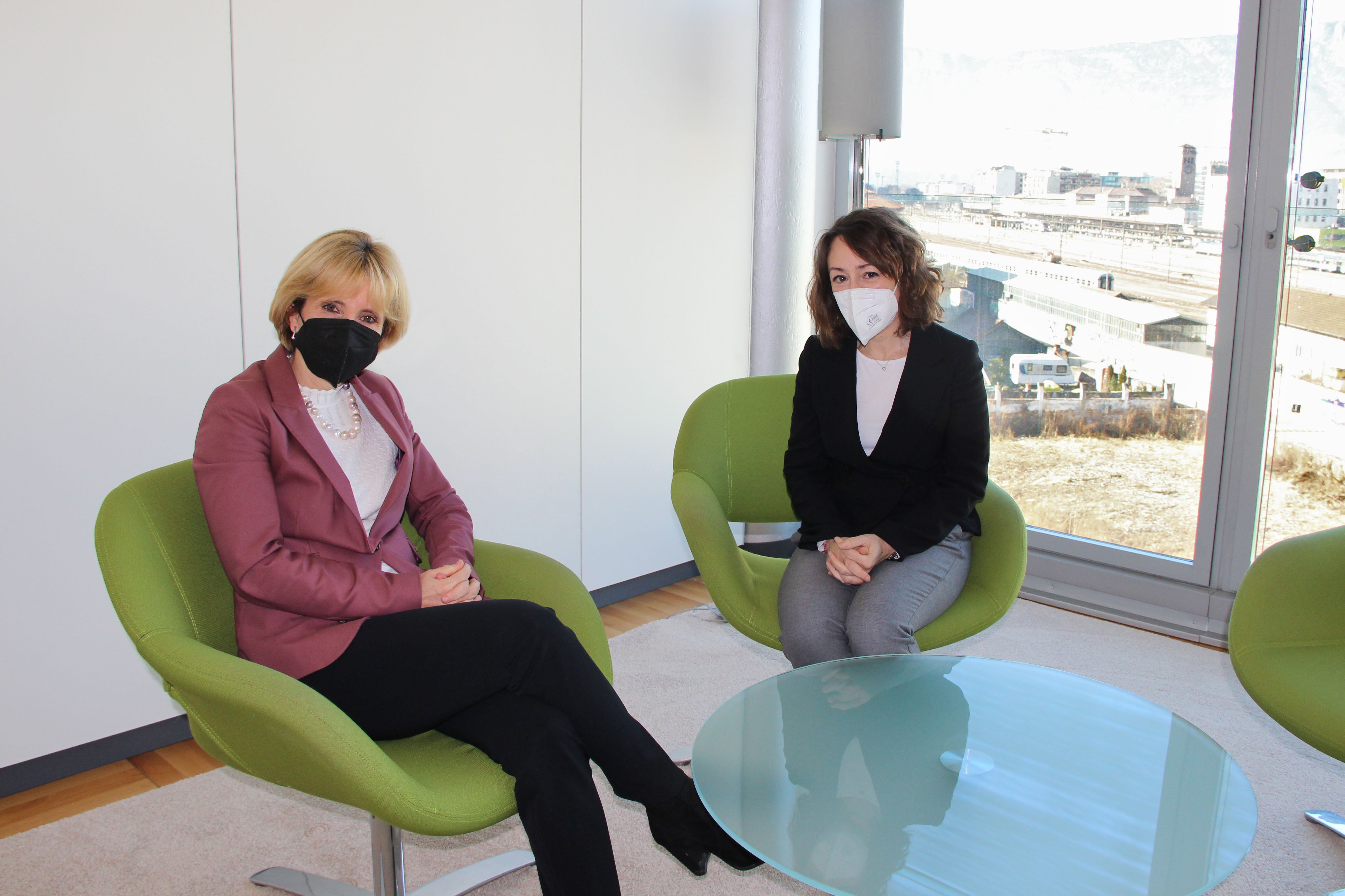 Wohnbaulandesrätin Waltraud Deeg und AWA-Direktorin Elisa Guerra wollen die Informationstätigkeit der Agentur weiter ausbauen. (Foto: LPA/Carmen Kollmann)