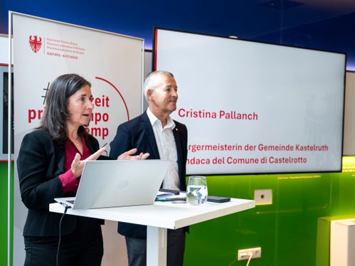 “Villa Hermes è un progetto modello per l'edilizia residenziale a prezzi accessibili”, ha riferito Cristina Pallanch, sindaca di Castelrotto, nel corso della conferenza stampa #primotempo dell'assessore provinciale Peter Brunner. Per i 26 alloggi disponibili sono pervenute 54 domande. (Foto: USP/Fabio Brucculeri)