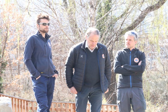 Begutachtung (v.li.): Vorarbeiter Martin Müller, Amtsdirektor Peter Egger, Bauleiter Martin Eschgfäller auf dem Damm am Mutbach (Foto: LPA/Maja Clara)