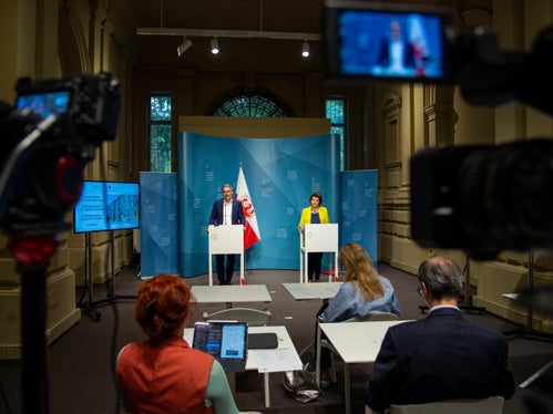 Landeshauptmann Arno Kompatscher und Landesrätin Maria Hochgruber Kuenzer stellten die wichtigsten Beschlüsse der Landesregierung vom heutigen Dienstag (27. Juni) vor. (Foto: LPA/Fabio Brucculeri) 