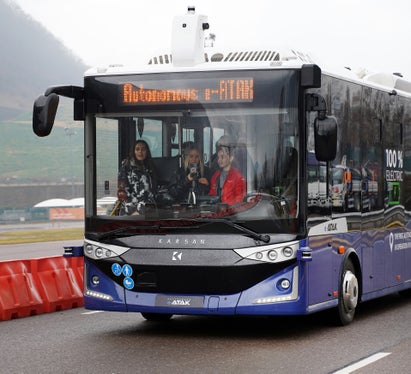 So könnte der öffentliche Verkehr von morgen aussehen: Ein Elektrobus voller Passagiere, aber ohne Fahrer. Der selbstfahrende E-Atak hatte seinen ersten Testlauf am 10. März im Safety Park in Pfatten. (Foto: LPA/Sasa AG)