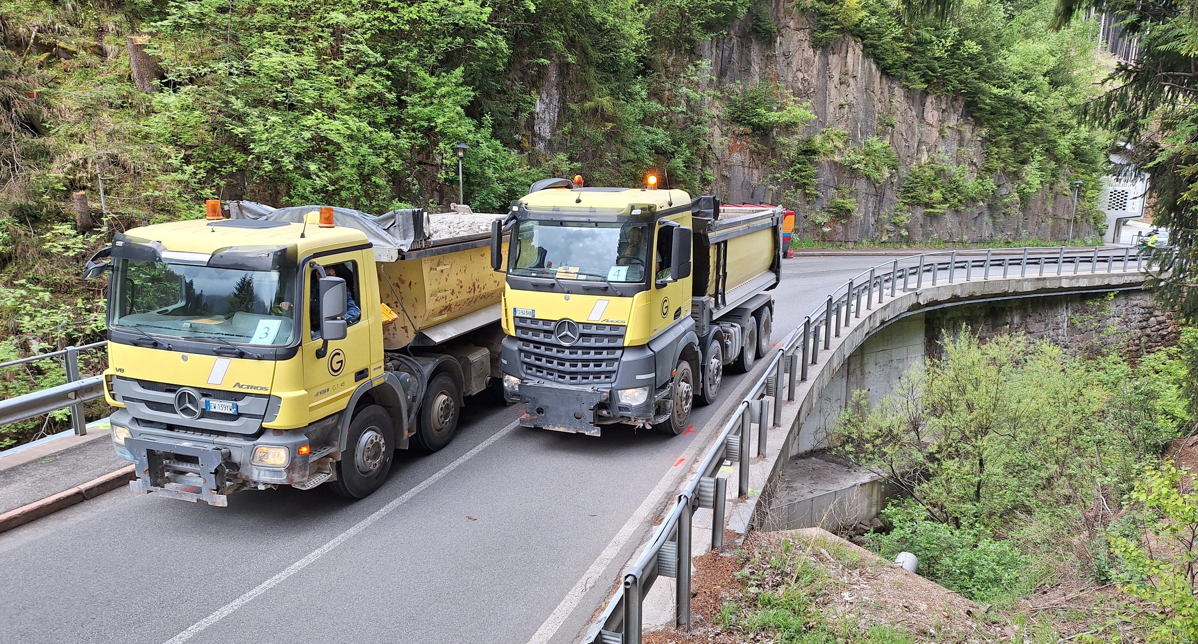 Mit präzisen technischen Instrumenten und mit beladenen LKWs wird die Elastizität der Brücken gemessen, die Auskunft darüber gibt, wie belastbar das jeweilige Bauwerk ist. (Foto: LPA/Landesabteilung Tiefbau)