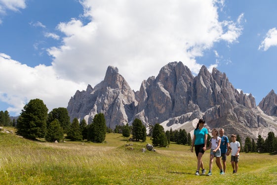 Mit der eigenen Familie oder in Gemeinschaft Natur zu erleben, ist spannend und macht Spaß - dabei kann man Vieles lernen. Die Familienwanderungen in den Südtiroler Naturparks sind eine gute Gelegenheit dazu. (Foto: IDM Südtirol/Wild Zoo Entertainment)