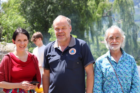 Naherholungszone am Mutbach in Meran feierlich eröffnet: Merans Vizebürgermeisterin Katharina Zeller mit Amtsdirektor Peter Egger und seinem Vorgänger Mauro Spagnolo (Foto: LPA/Maja Clara)
