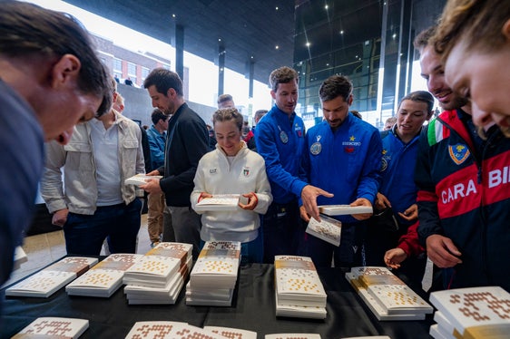 Die Olympionikinnen und Olympioniken sowie Paralympionikinnen und Paralympioniken erhielten ein symbolisches Geschenk des Landes Südtirol. (Foto: LPA/Manuela Tessaro)
