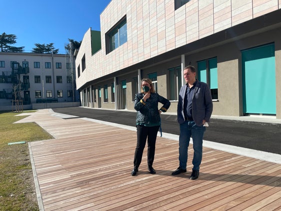 LR Bessone (r.) vor dem erweiterten Oberschulzentrum "G. Galilei": "Optimale Voraussetzungen für die Aus- und Weiterbildung unserer Jugend schaffen." (Foto: LPA/Anna Pitarelli) 
