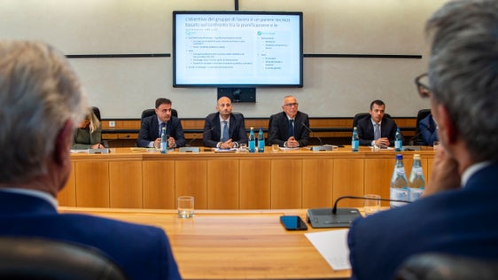 Un momento dell'incontro tra RFI, Provincia e Comune di Bolzano sul futuro dell'Areale ferroviario di Bolzano. La prima fase del progetto riguarderà l'infrastruttura ferroviaria che comprende non solo la stazione, ma anche l'intera struttura dei binari e le officine. (Foto: ASP/Fabio Brucculeri)