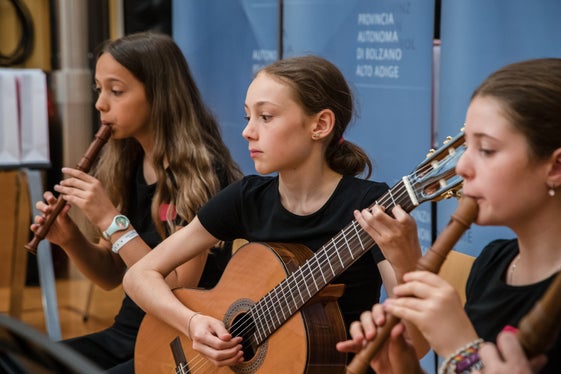 Le cerimonie in onore dei dipendenti in pensione sono state allietate dalle note degli allievi delle scuole di musica altoatesine. (Foto: ASP/Bernhard Aichner)