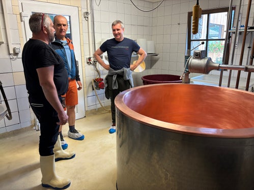 In der Käserei (von links): Abteilungsdirektor Martin Pazeller, Landesrat Luis Walcher und Senn Josef Ladurner (Foto: LPA/Ressort Landwirtschaft, Forstwirtschaft und Tourismus)