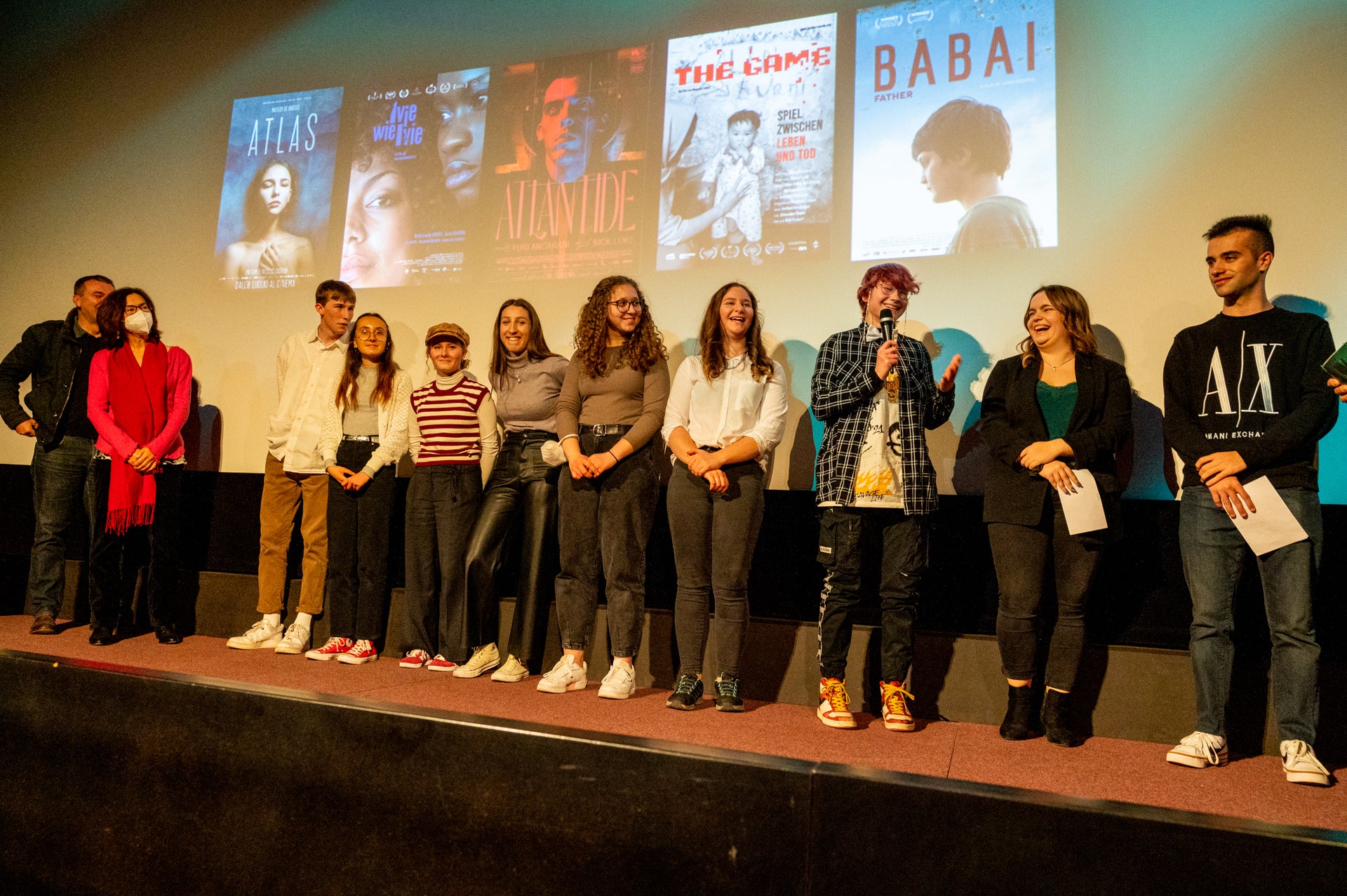 I membri dell'Euregio Young Jury dell'edizione 2022 durante la consegna del premio per il miglior film e/o documentario scelto per l'occasione (Foto: Filmfestival)