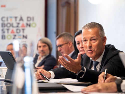 Auf das Wohnen mit Preisbindung ging Raumordnungs-Landesrat Peter Brunner ein: Die Gemeinden sind der Schlüssel für mehr leistbaren Wohnraum.&nbsp;Mit dieser neuen zusätzlichen Form des geförderten Wohnbaus wird es möglich, neuen Wohnraum zu entwickeln, der nicht der Spekulation dient, sondern den Menschen vor Ort zugutekommt. (Foto: LPA/Fabio Brucculeri)