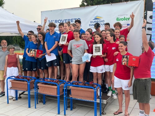 Prämierung der ESC Teamwertung (v. l.): Gianfranco Barbiero (2001 Team), Sabine Dejakum (Schwimmclub Brixen), Mannschaft 2001 Team, Mannschaft SC Meran (Foto: Euregio)