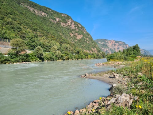 Orographgisch linkes Ufer der Etsch bei Pfatten: Die unregelmäßig angelegte Uferlinie mit Schotterbänken und Totholzelementen bietet Reptilien, Amphibien und Vögeln Unterschlupf. (Foto: LPA/Landesamt für Wildbach- und Lawinenverbauung Süd)